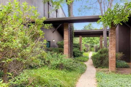 2 bedroom Townhome on Kalmia Ave – photo 1