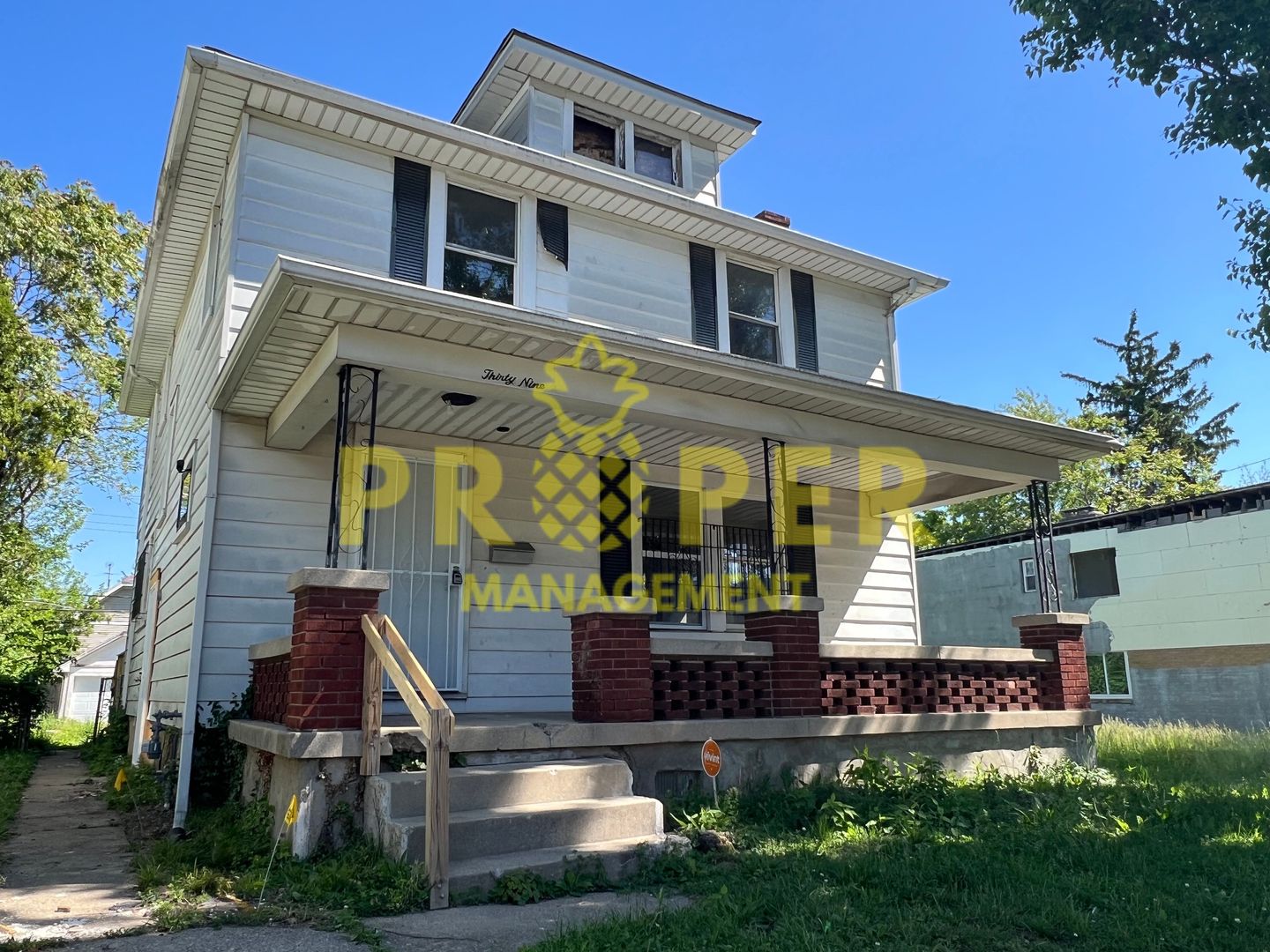 Dayton House: 39 E Maplewood Ave