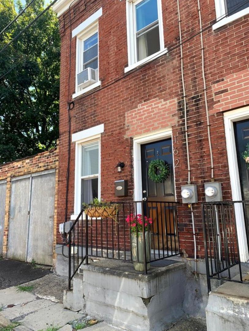 Pittsburgh House: 162 Banner Way