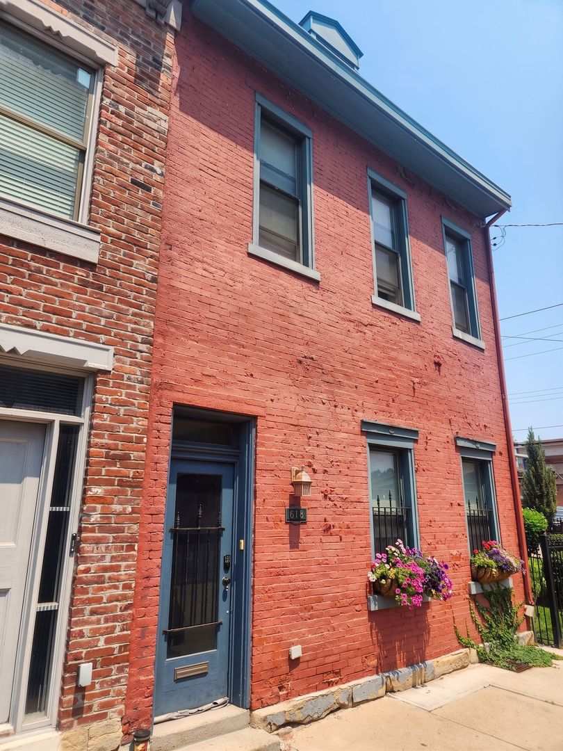 Pittsburgh House: 618 Lockhart Street