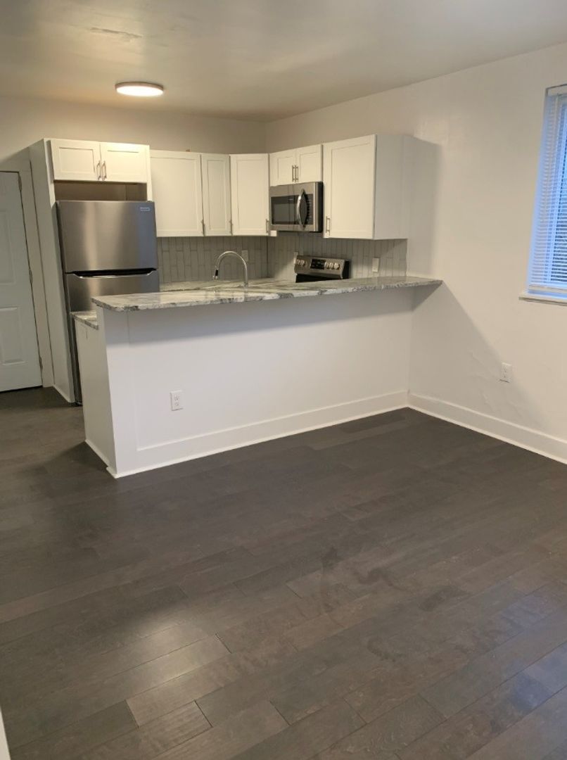 Millvale Apartment: 117 Grant Avenue