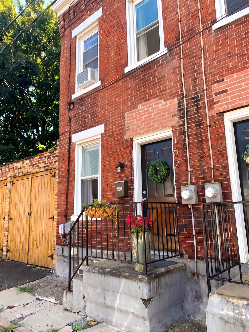 Pittsburgh House: 162 Banner Way