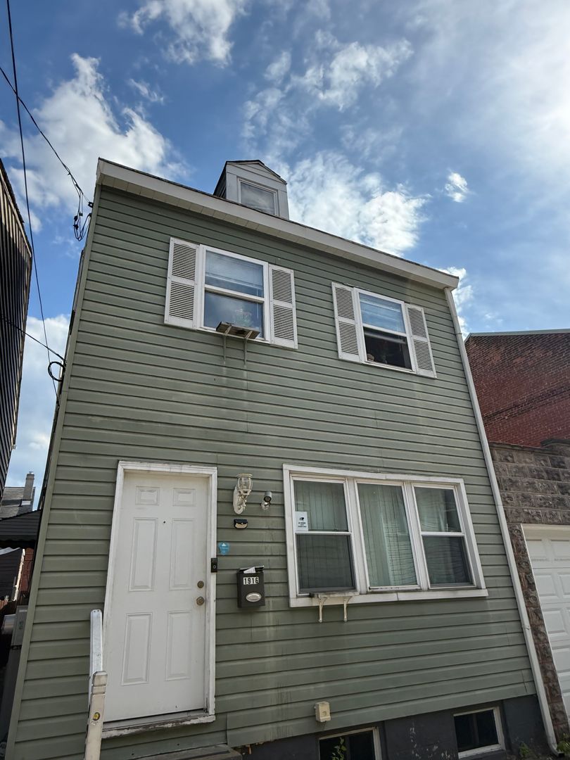 Pittsburgh House: 1916 Larkins Way