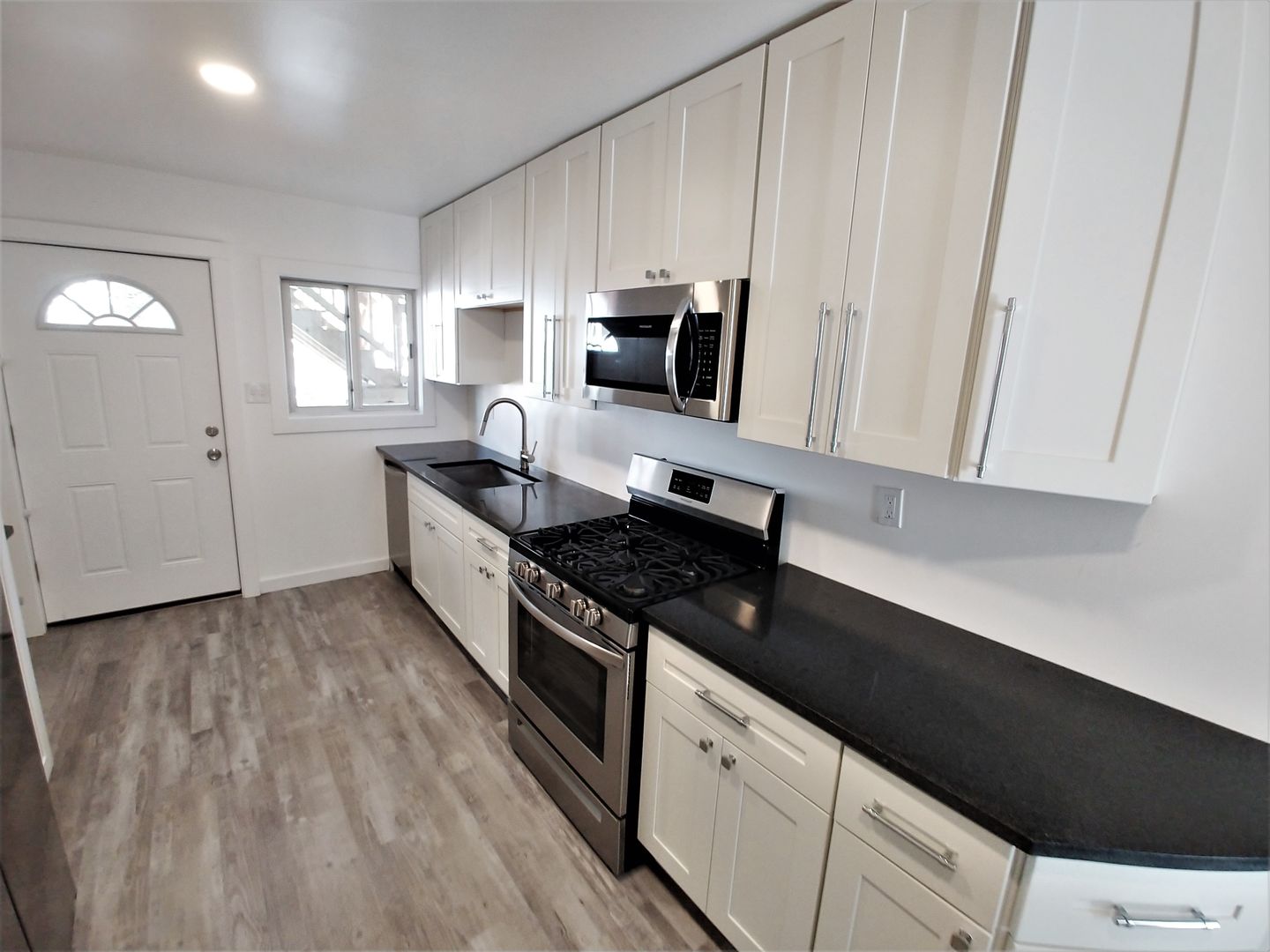 Munhall Apartment: 605 E 14th Avenue