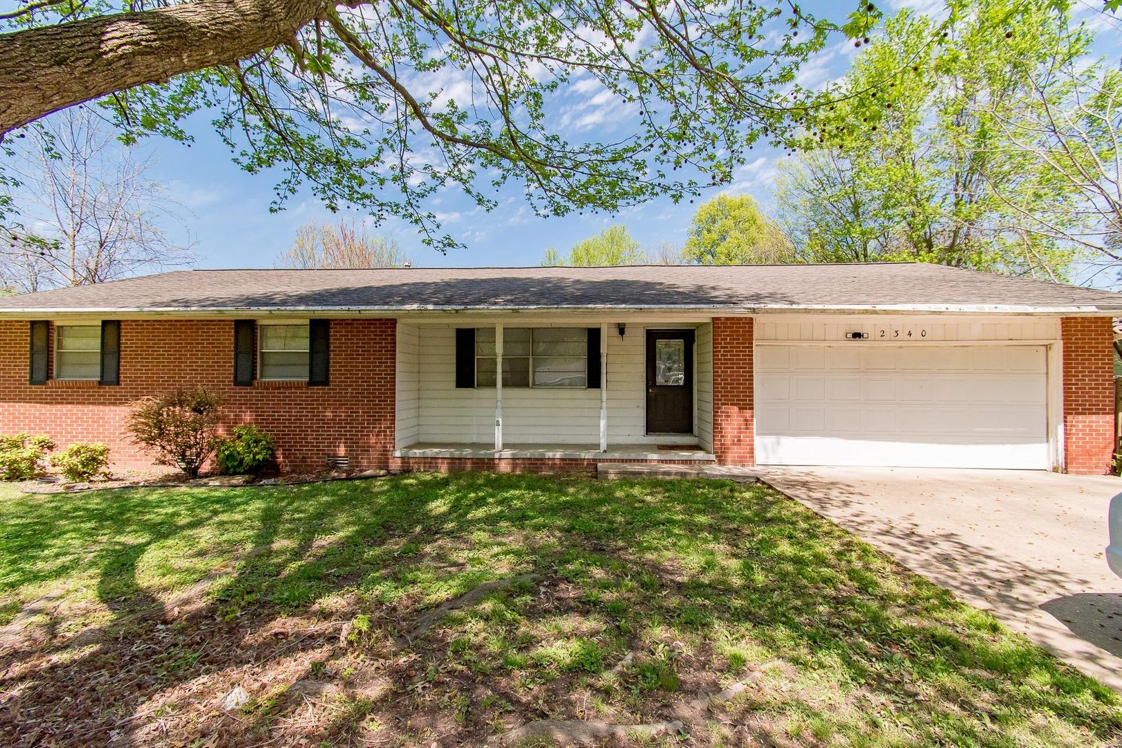 Fayetteville House: 2340 W Berry St