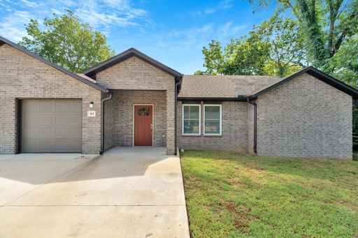 Like New 3-bedroom 2.5 bath Duplex in Gentry!!