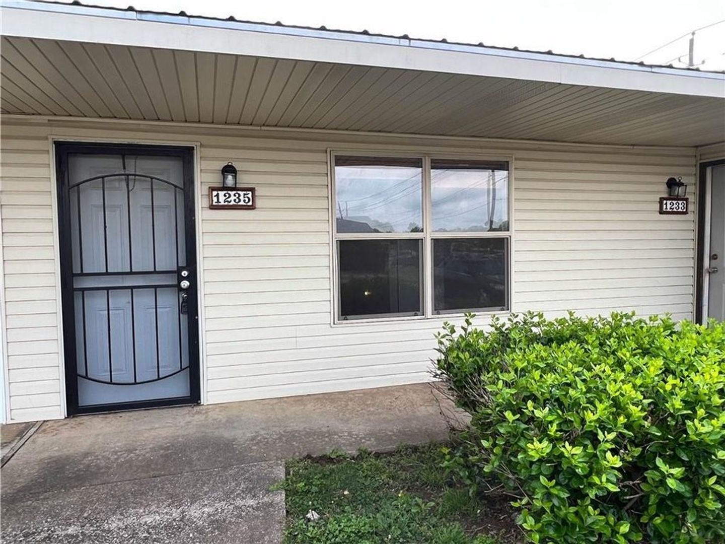 Rogers Apartment: 1233 W Sunset Drive