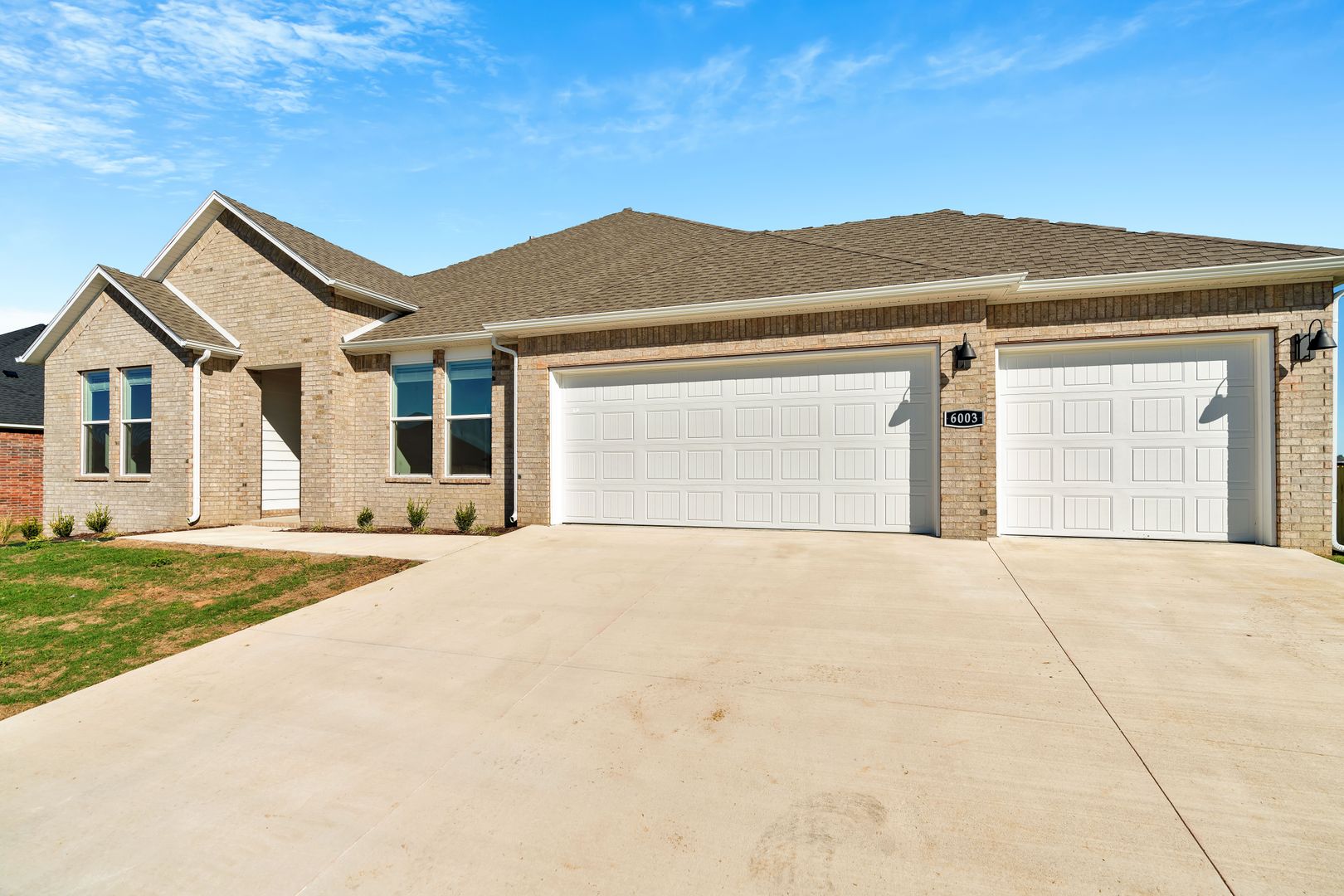 Siloam Springs House: 6003 E Sugarloaf Street