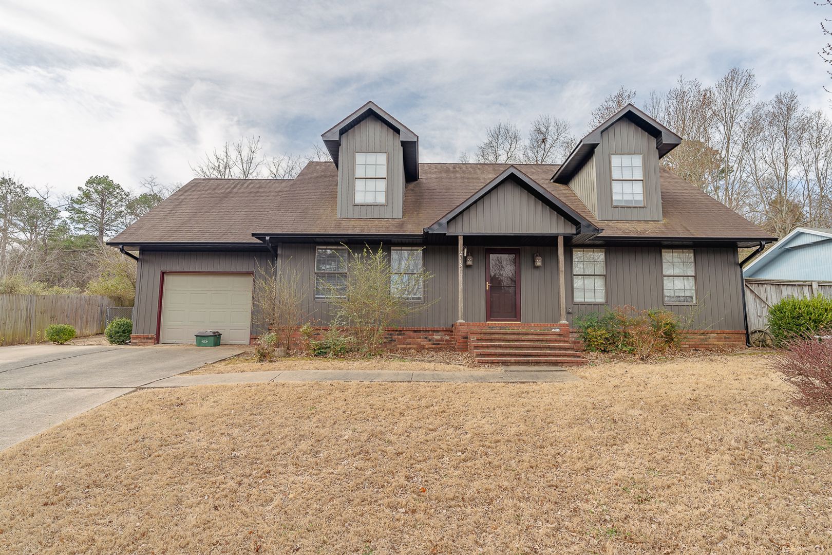 Fayetteville House: 2115 W Loren Cir