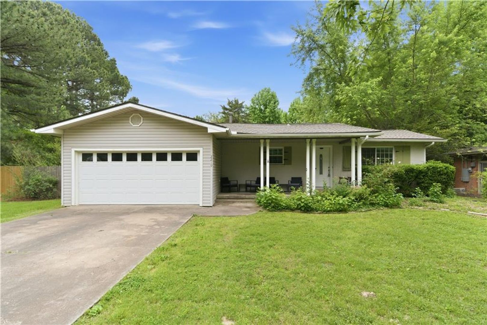Fayetteville House: 2219 W Ora Drive