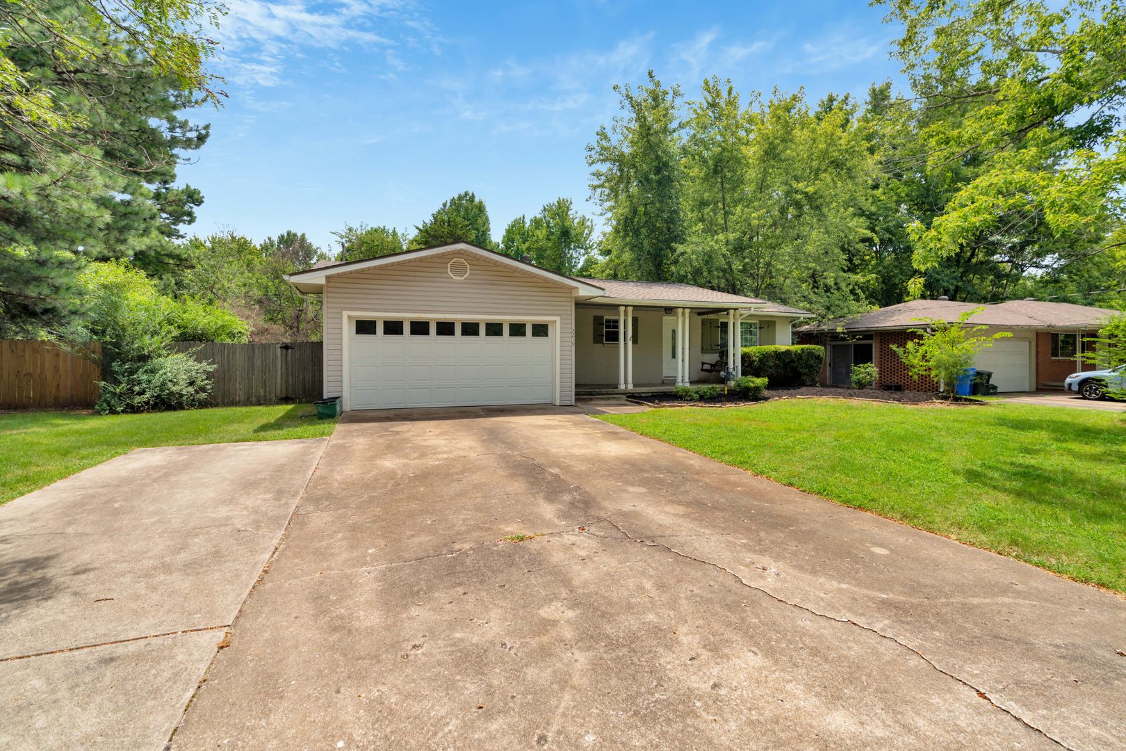 Fayetteville House: 2219 W Ora Drive