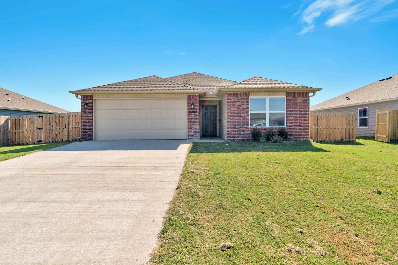 Siloam Springs House: 3308 E Ricky Dr