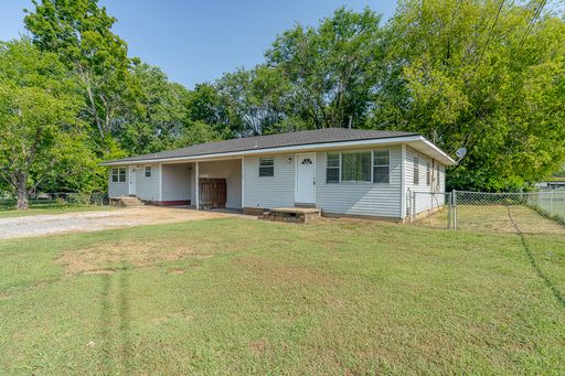 Cozy 3 bed, 1 bath in Farmington! Fenced Yard!