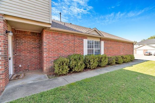 Updated 3-bedroom 2 bath home in Fayetteville!! Centrally Located!! – photo 1