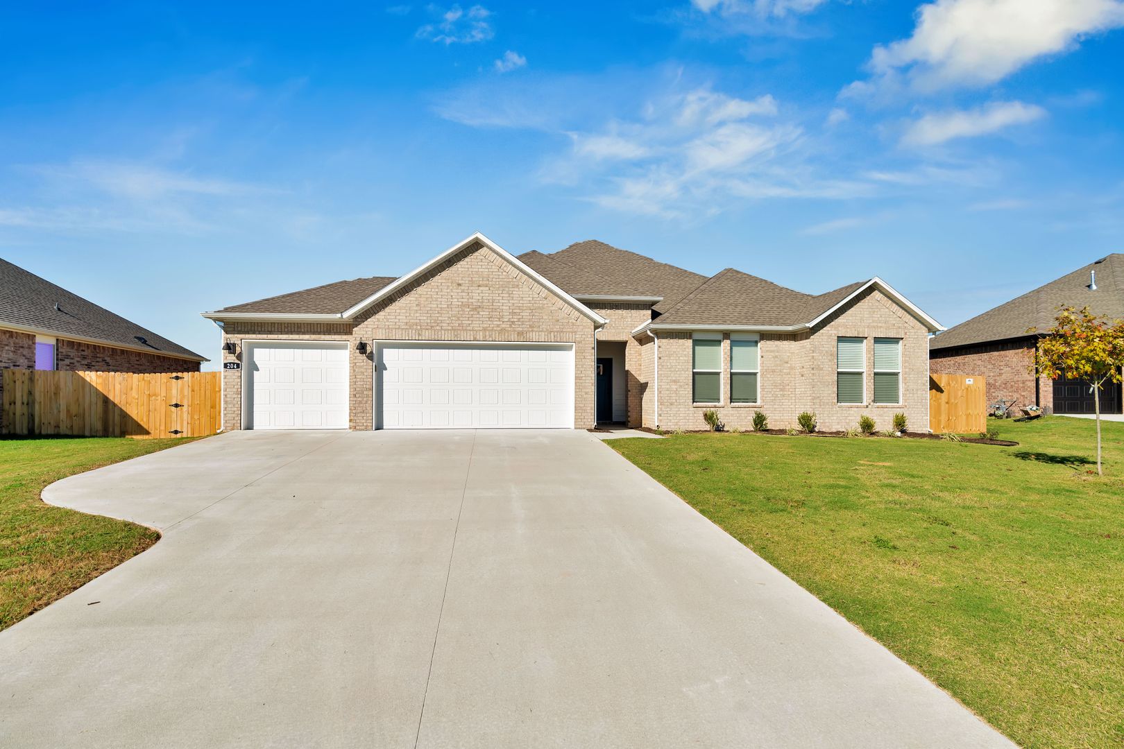 Siloam Springs House: 204 N Kit Kat Ct