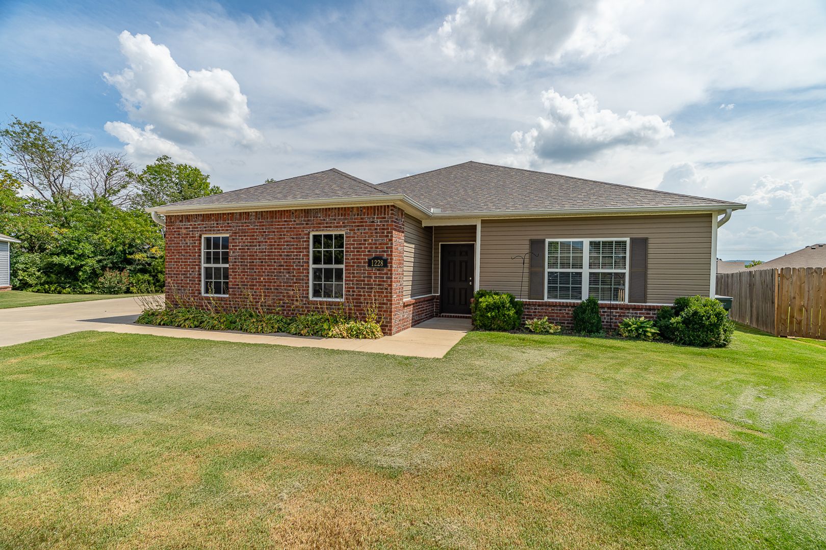 Fayetteville House: 1228 S Gentle Valley Dr