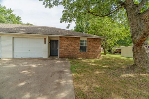 Updated 3-bedroom 2 bath Duplex in Fayetteville!! – photo 1
