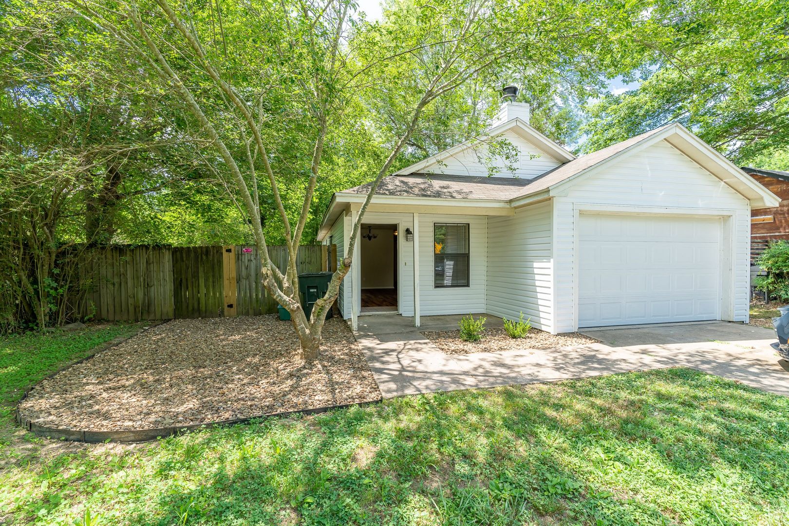 Fayetteville House: 559 S Ray Ave.