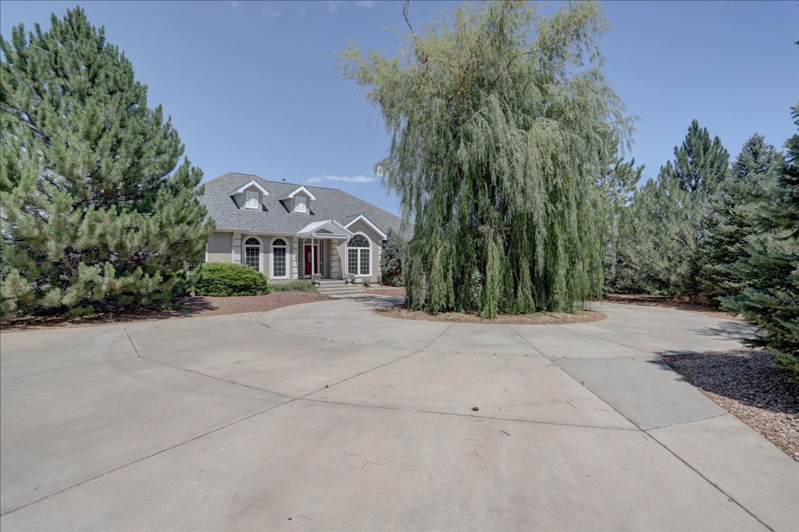 Erie House: 290 Skylane Dr