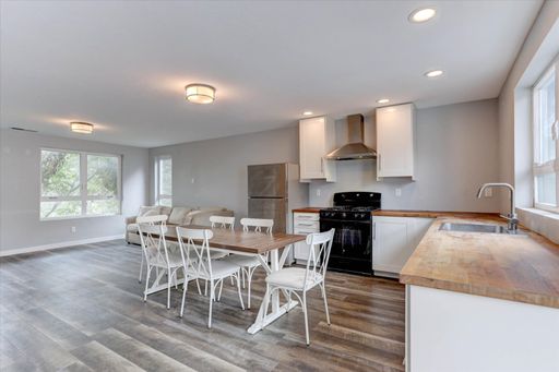 Smashing CU 3bed/2bath/Top Floor Unit – photo 1