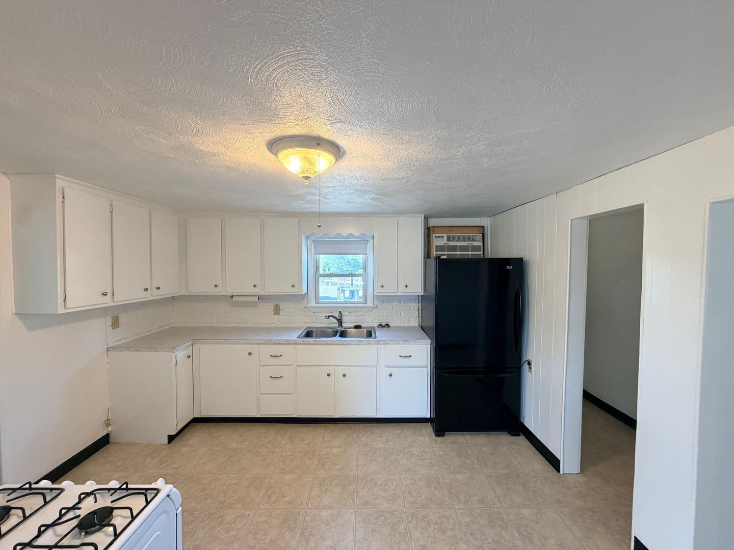 Lowell Apartment: 10 Island St