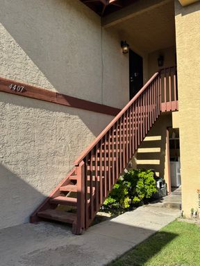 A MUST SEE! Cozy Upper Two Bedroom!!! Just lowered Rent and Move in Special!!