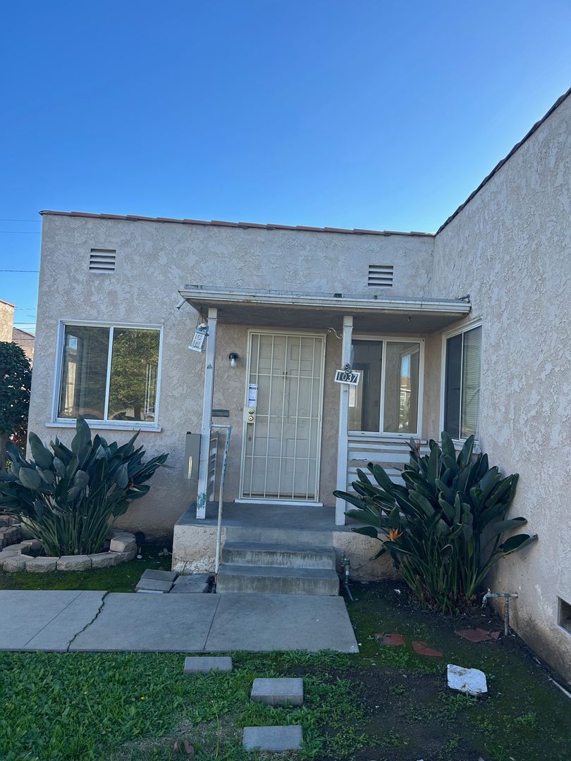 San Pedro Apartment: 1027 West 7th Street