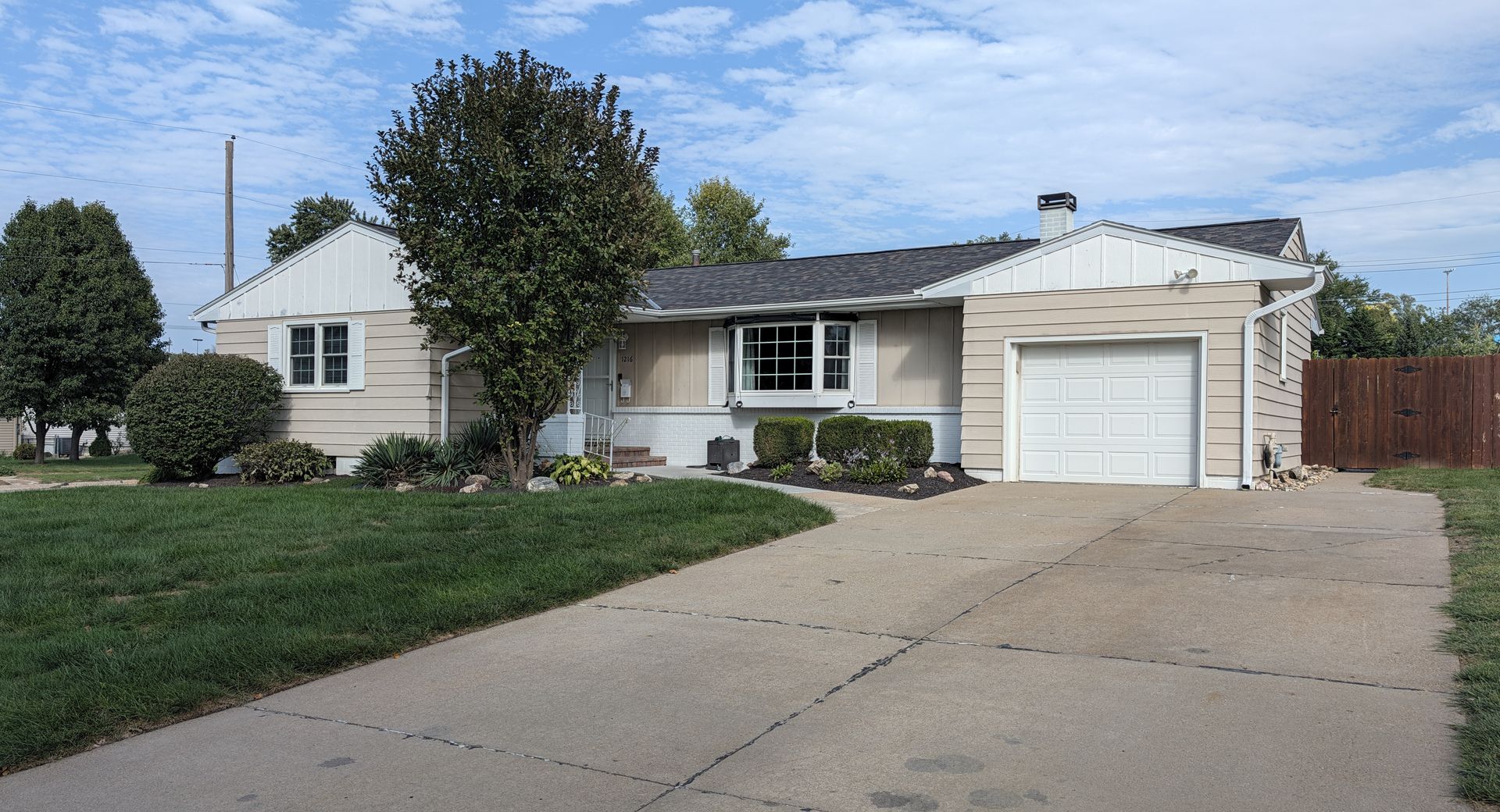 Bellevue House: 1216 Robin Drive