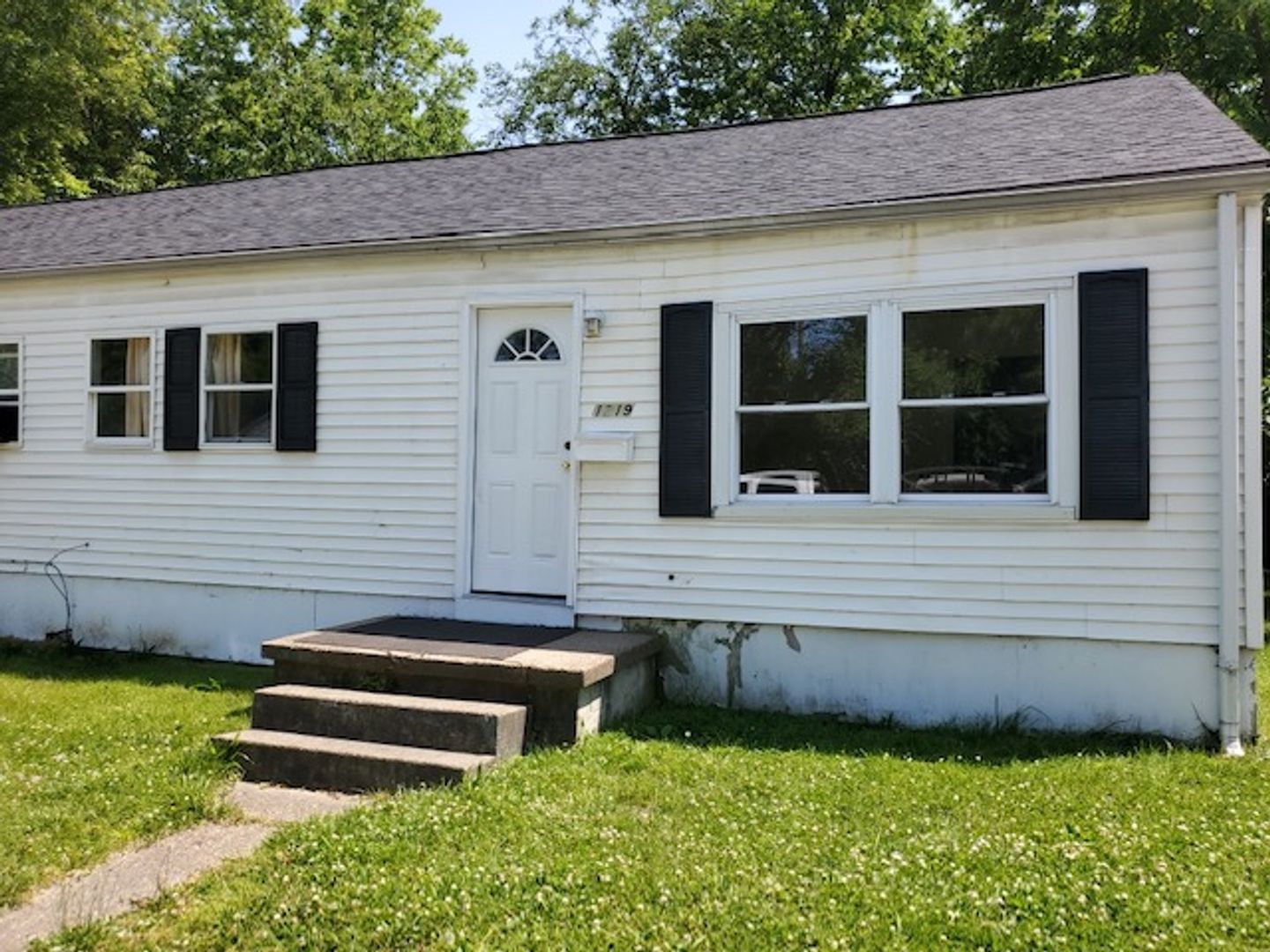 Evansville Apartment: 1219 & 1221 Joan Avenue