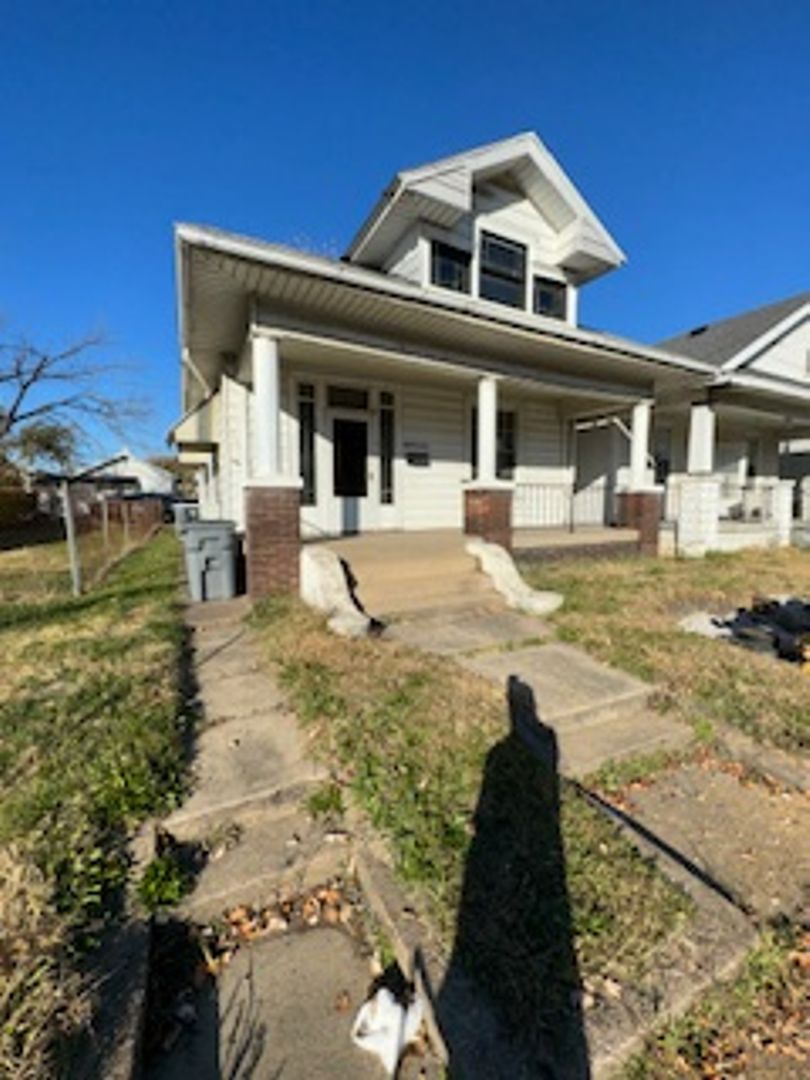 Evansville House: 804 East Virginia Street