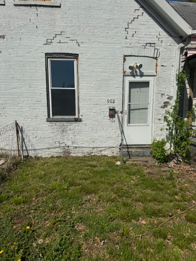 Evansville Apartment: 900 Mary Street & 902 Mary Street