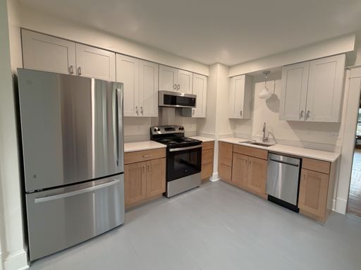Beautifully Renovated 2-Bedroom Apartment with Historic Charm – photo 1