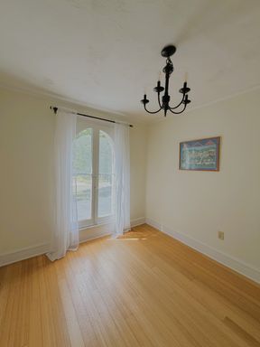 2 Bedroom Victorian Apartment Available NOW – photo 1