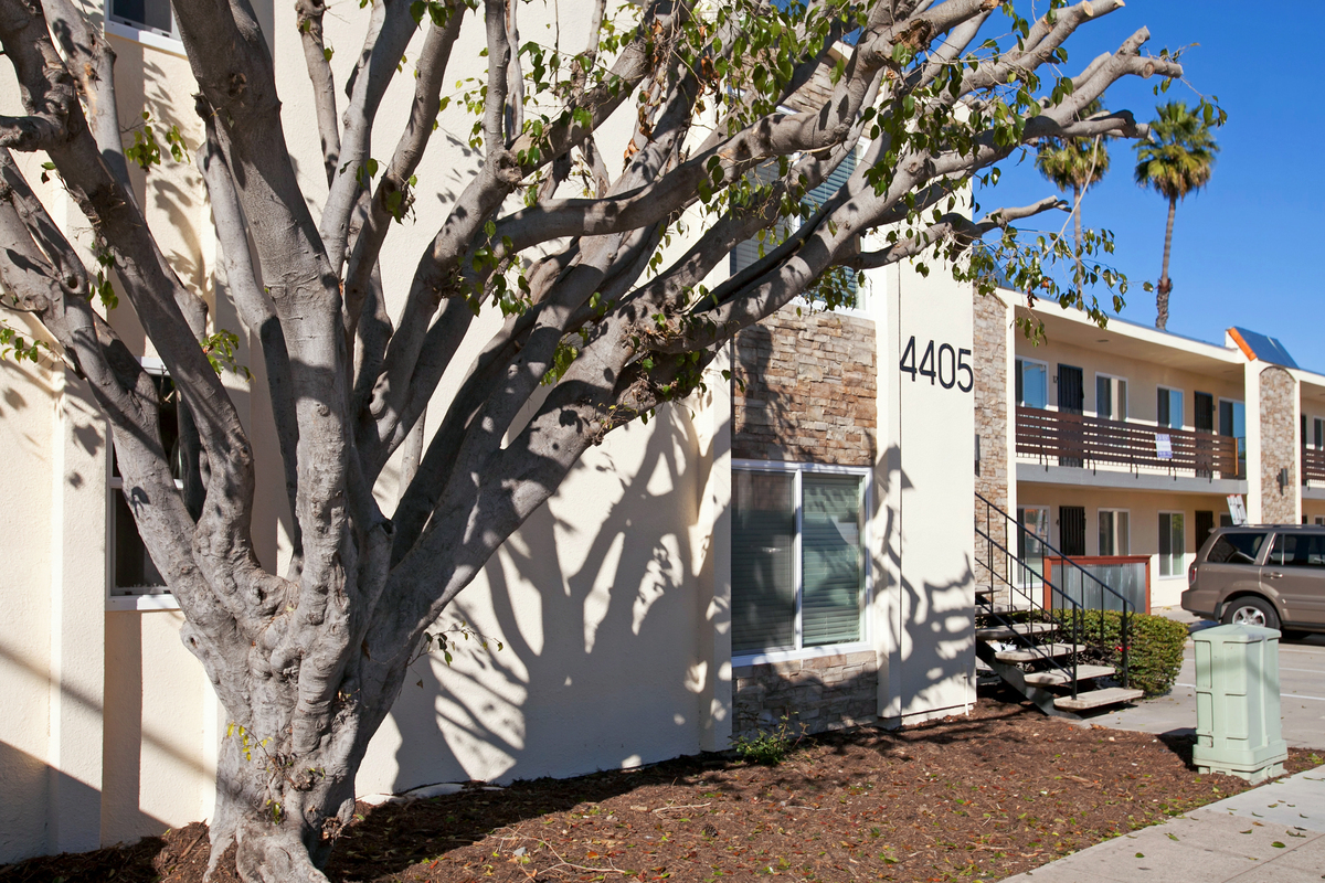 San Diego Apartment: 4405 Menlo Avenue #11