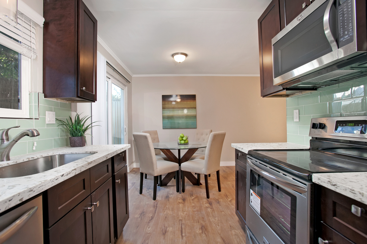 San Diego Apartment: 4405 Menlo Avenue #08