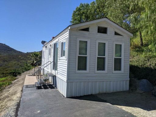 3512 El Paso Alto #C, Vista, CA 92084