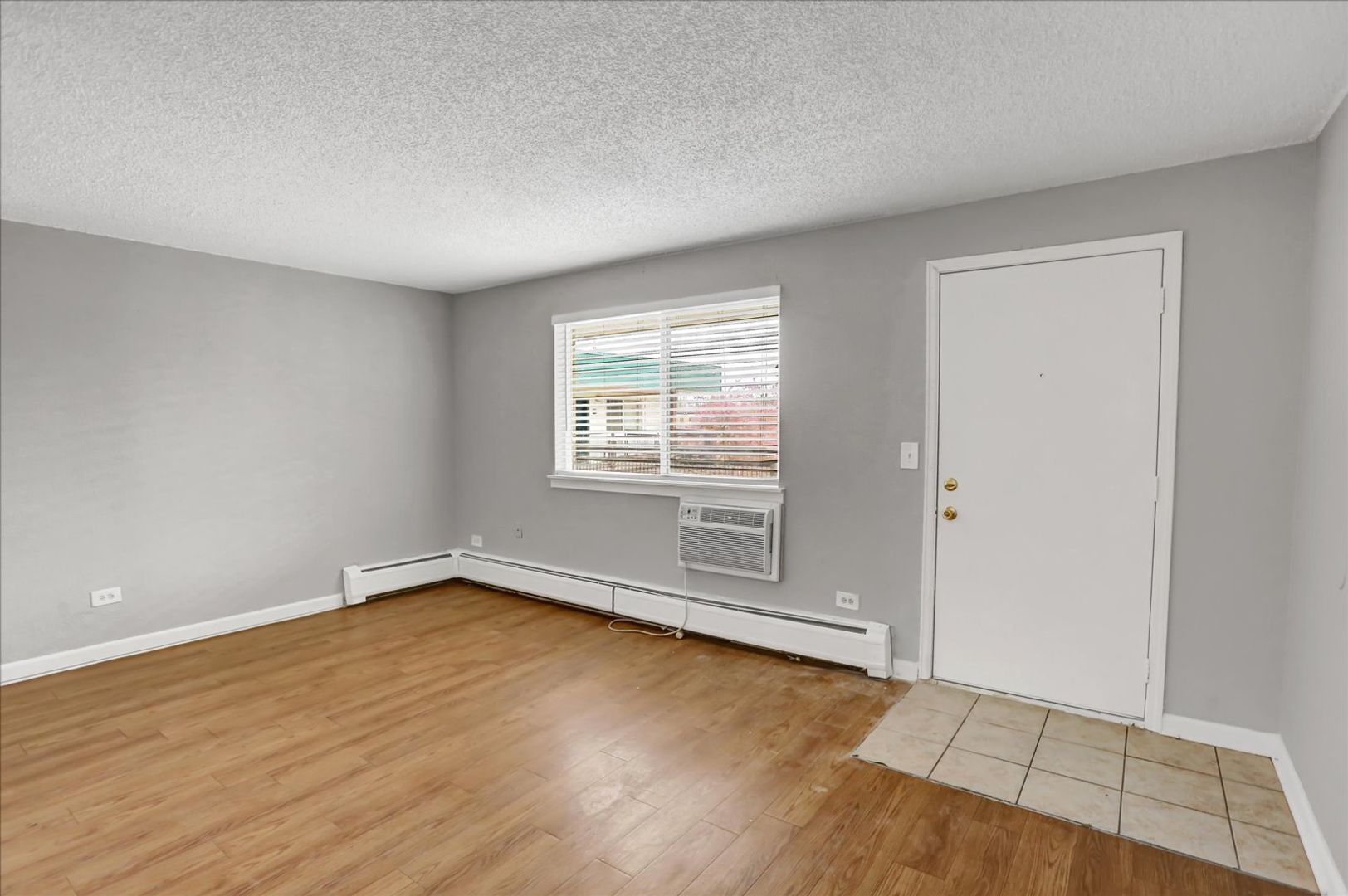 Aurora Apartment: 1642 Alton Street