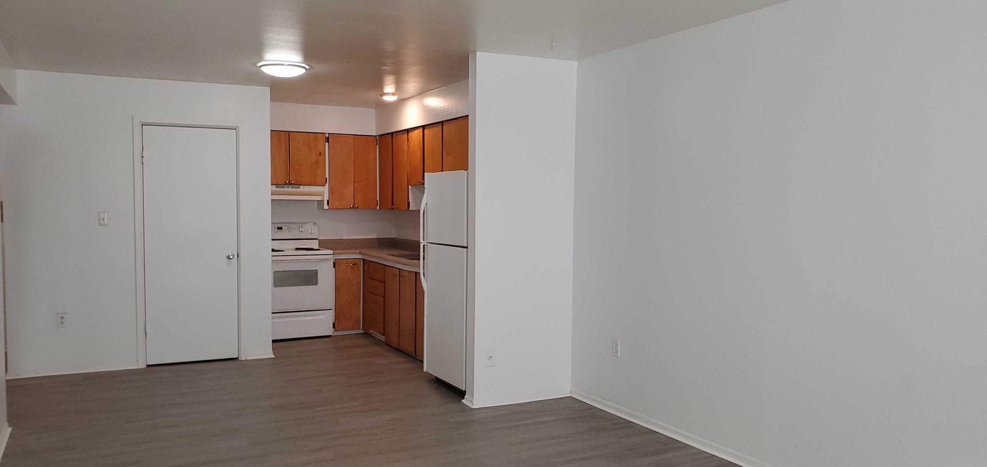Move In Special - Large Renovated 650sq.ft. 1 Bed and 1 Bath Unit
