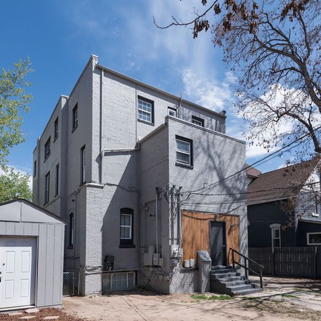 Nicely Renovated Cozy 1 bed, 1 bath units for rent. 4 of 10