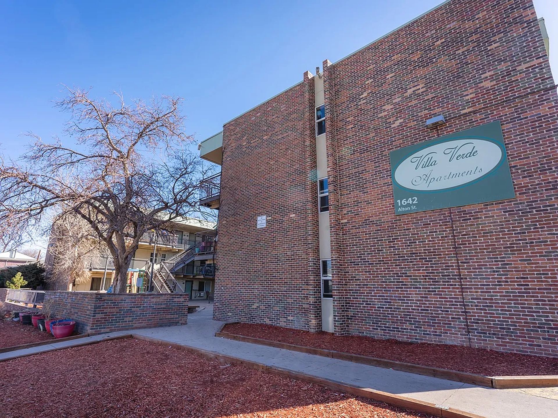 Aurora Apartment: 1642 Alton