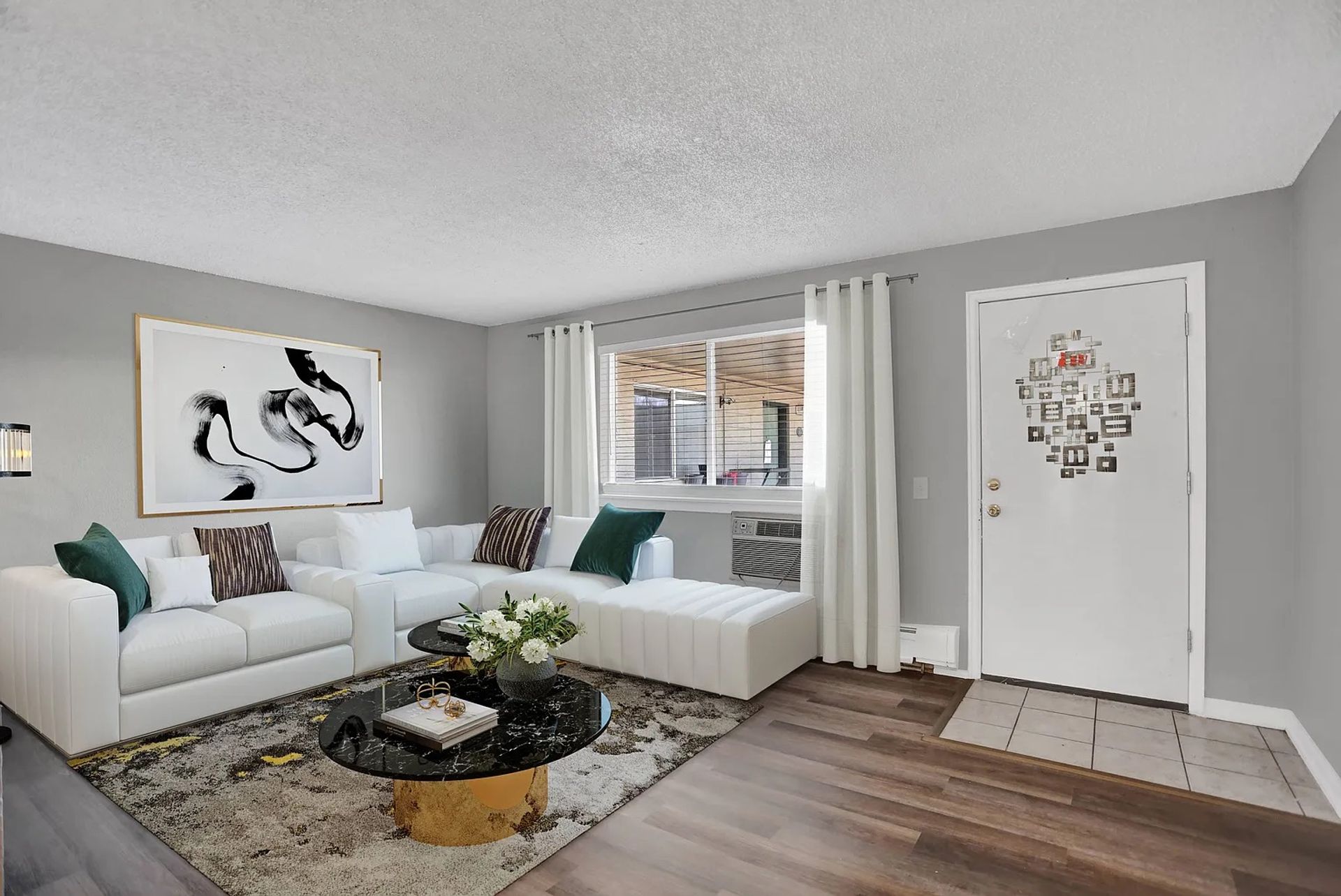 Aurora Apartment: 1642 Alton