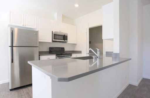 $1600 & 1 month free* Unique 1x1 Apartment with A/C, Fireplace, No Neighbors Above or Below! – photo 1