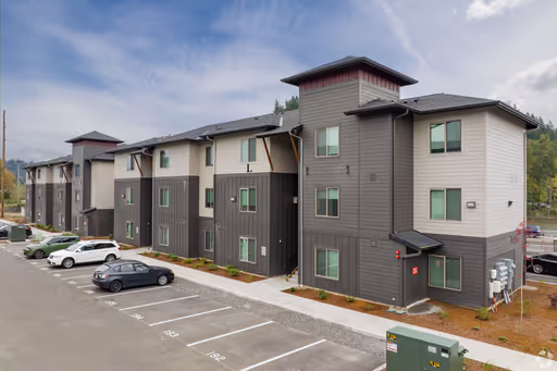 3rd Floor 1 Bed, 1 Bath Modern Apartment With 775 SF, A/C, W/D, Views, and More!