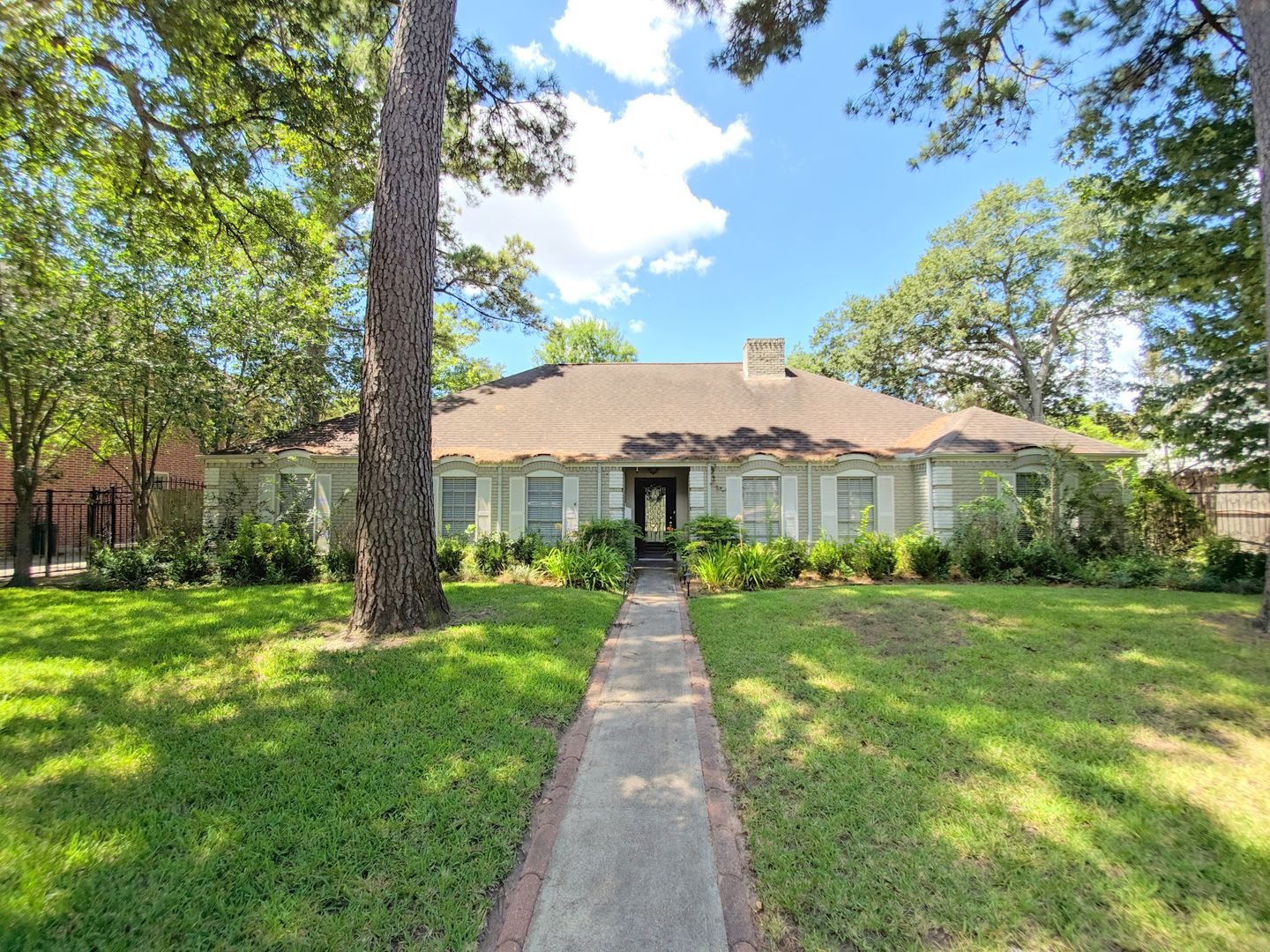 Houston House: 139 Haversham Dr.