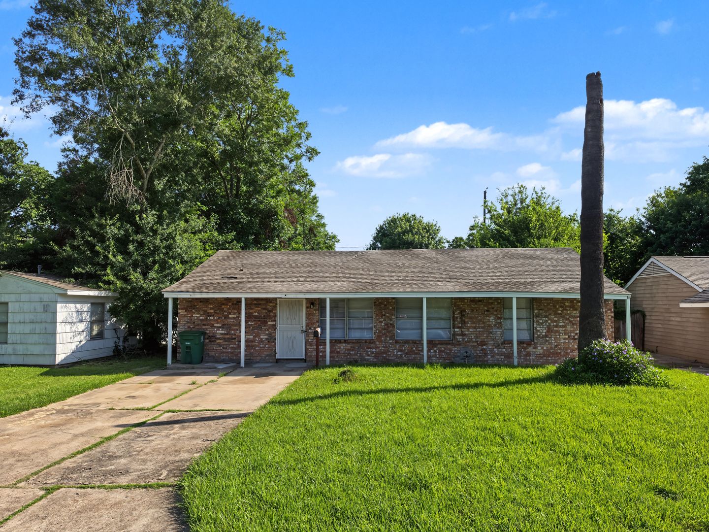 Houston House: 5427 Willow Glen Dr.