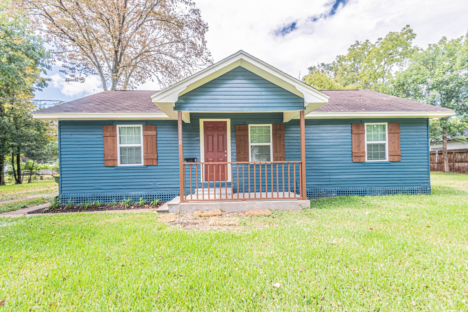 Pearland House: 2110 N Galveston Ave.