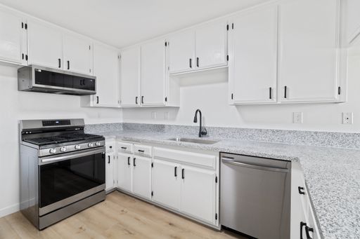 Newly Renovated 2-Bedroom Apartment – photo 1