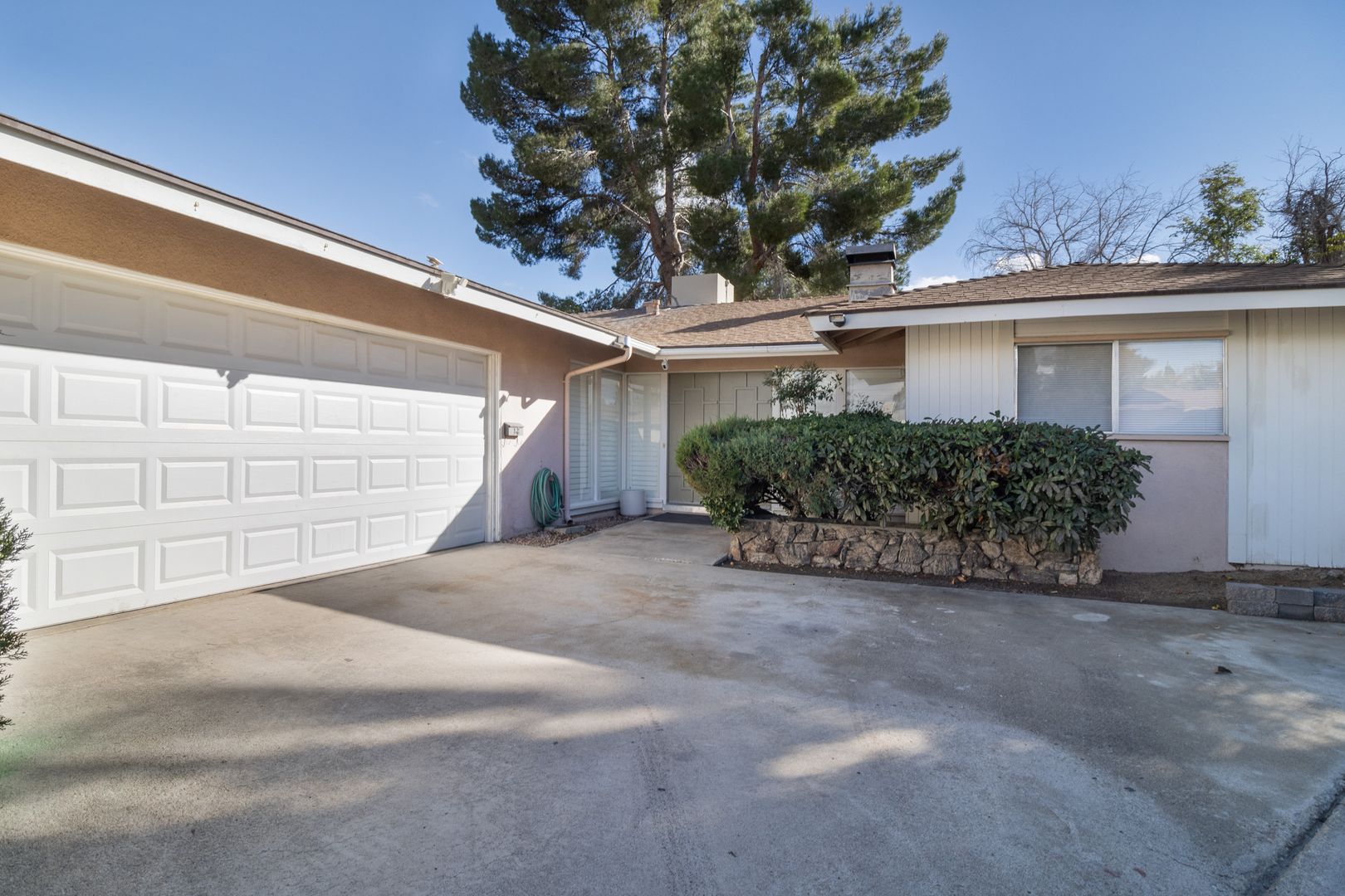 Victorville House: 14236 Oxford Place