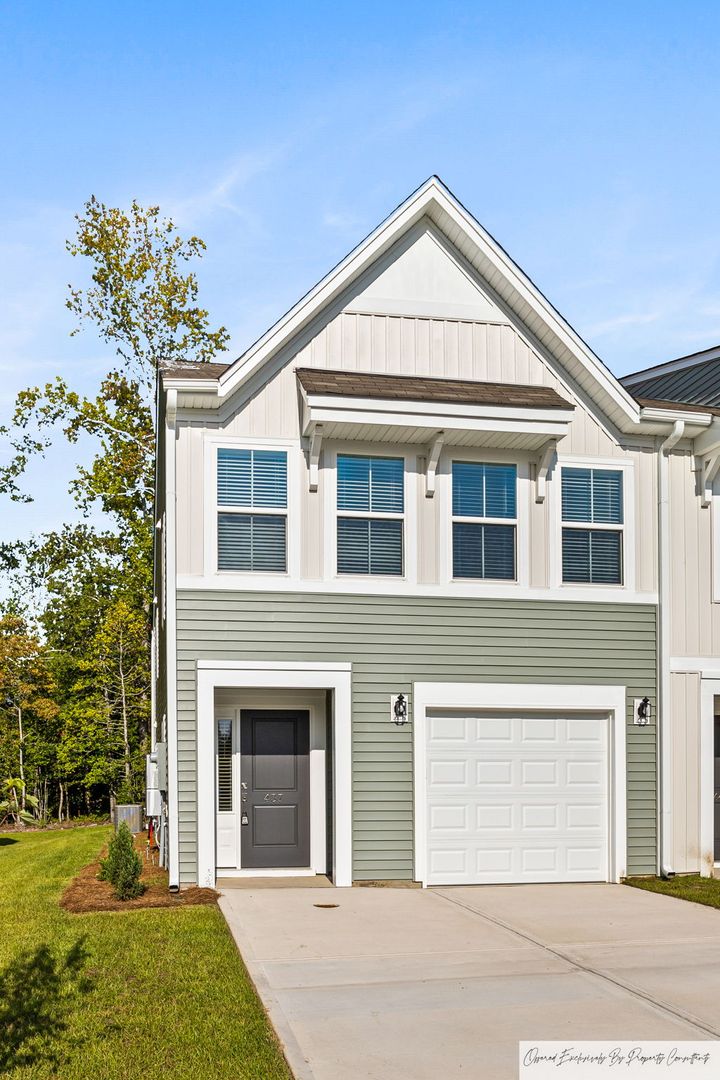 Lexington House: 437 Pepperbush Lane