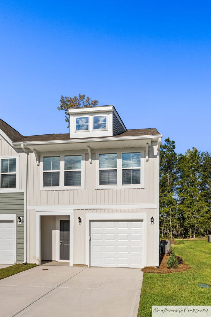 Lexington House: 441 Pepperbush Lane